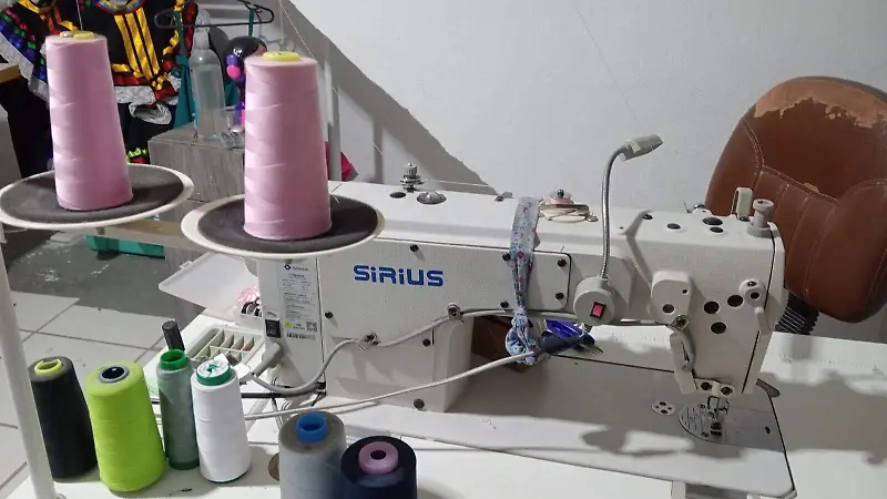 Con las máquinas industriales Sandra crea lindos vestuarios.